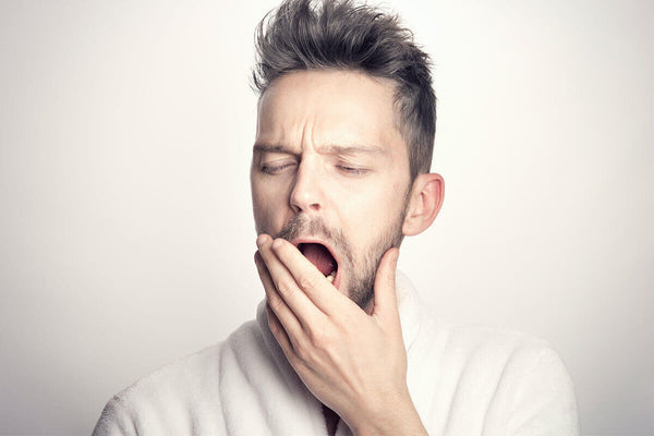 Was steckt hinter häufigem Gähnen am Tag?